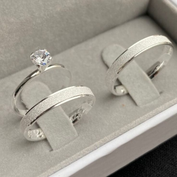 Par de Alianças de Prata 4mm com Solitário + Gravação + Caixinha