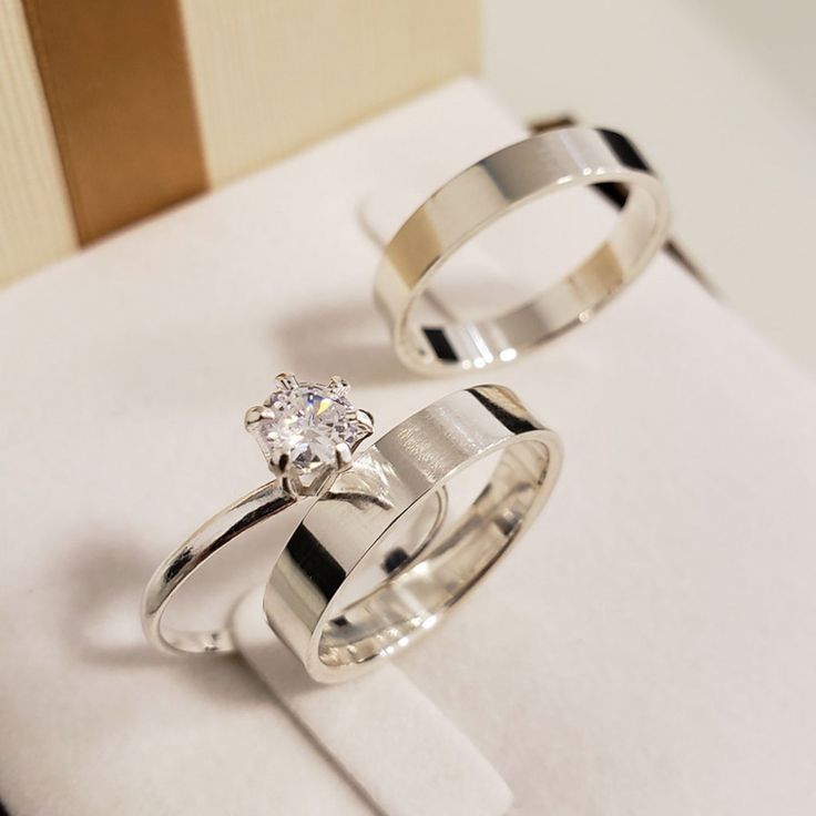 Par de Alianças de Prata 4mm com Solitário + Gravação + Caixinha